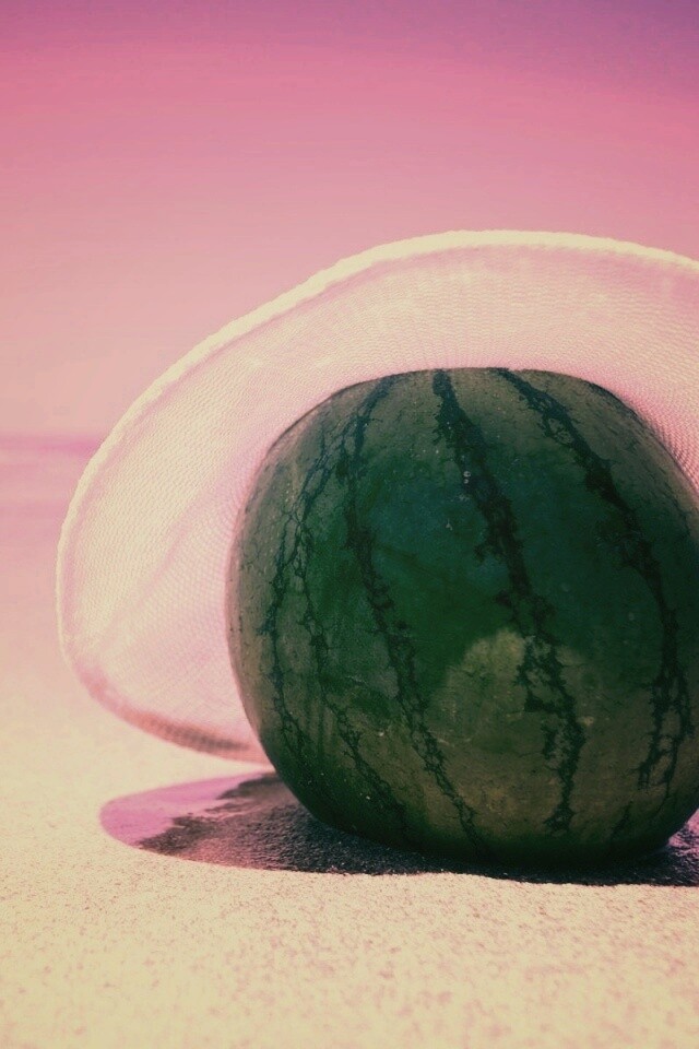 Арбуз в летней шляпке на пляже обои