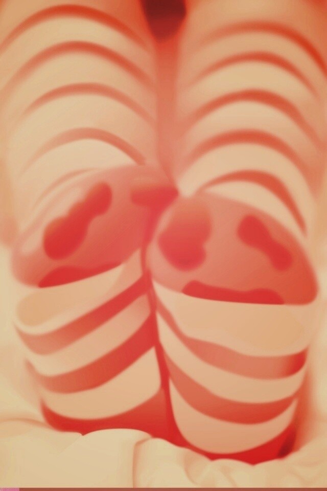 Ножки в полосатых чулках обои