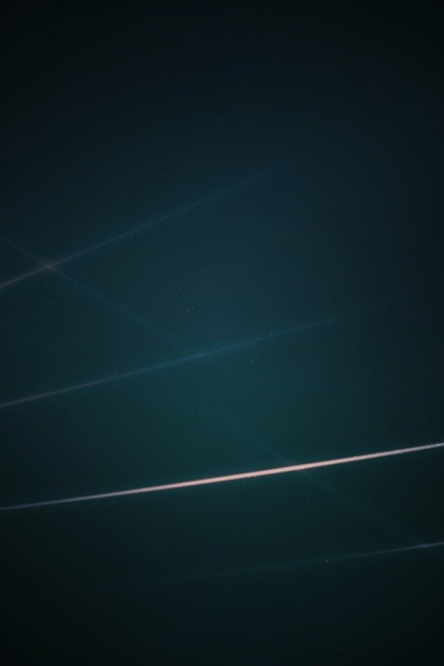 Лучи света на тёмно-синем фоне обои