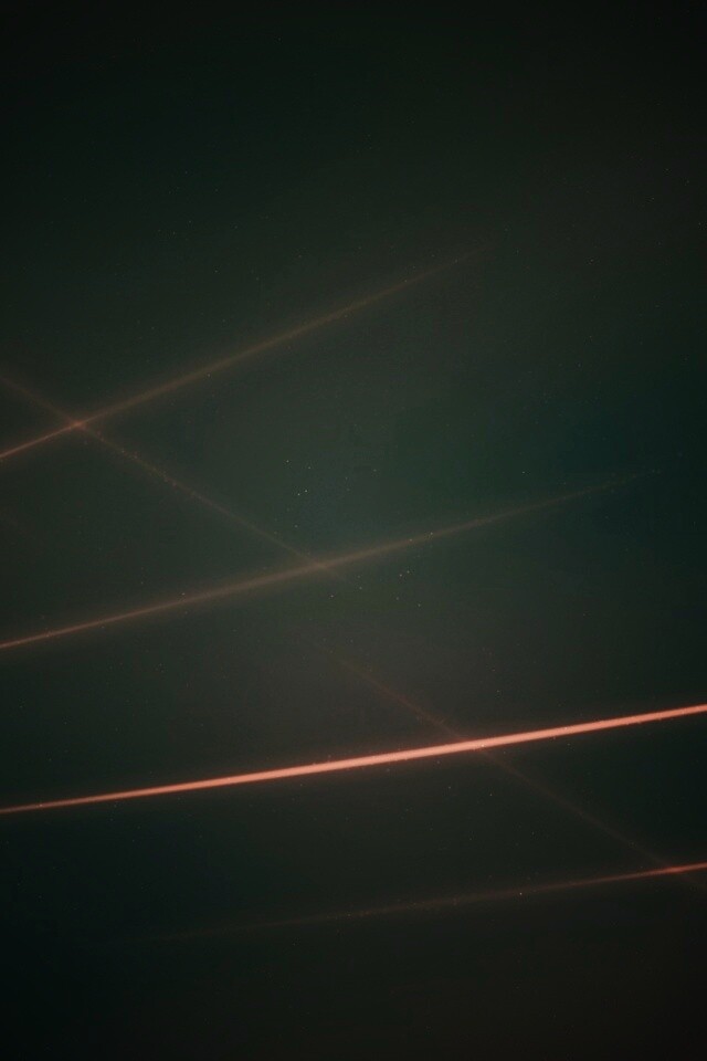 Лучи света на бронзовом фоне обои