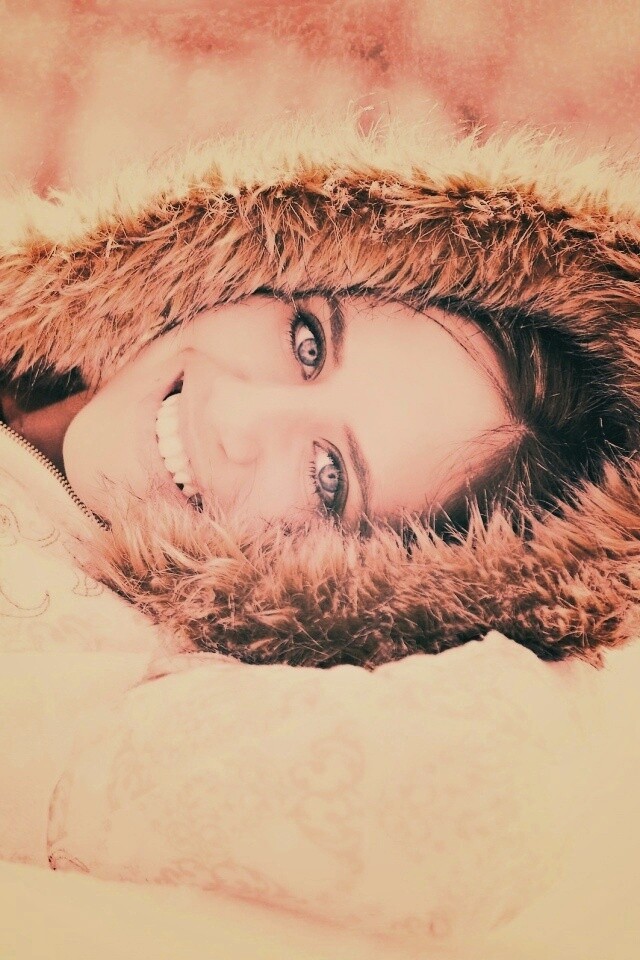 Девушка в снегу обои