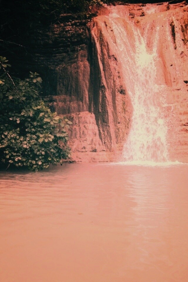 У водопада обои