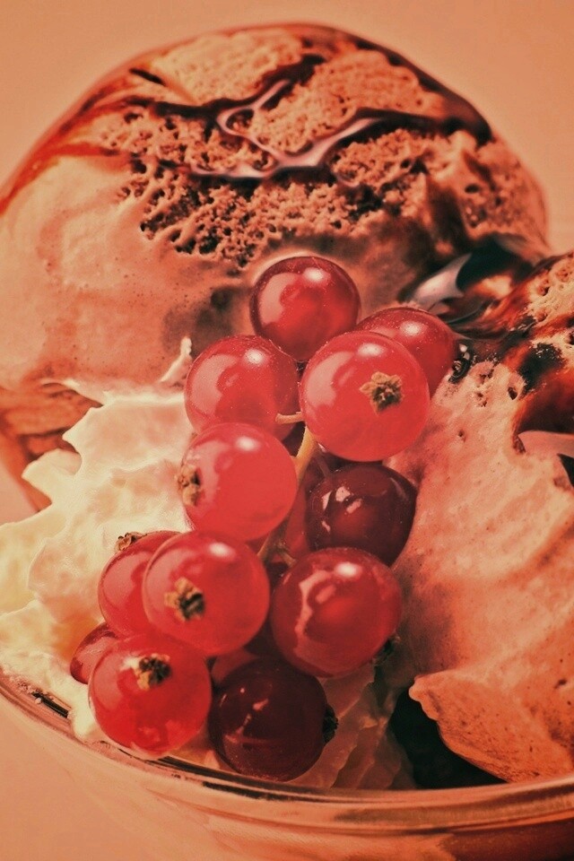 Шоколадное мороженое со смородинкой обои