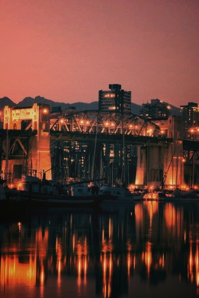 Мост и катера на закате обои