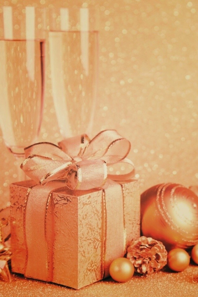 Подарок и бокалы шампанского обои