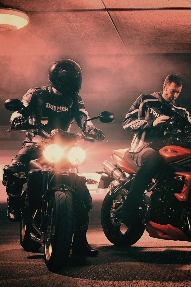 Мотоциклисты на парковке обои