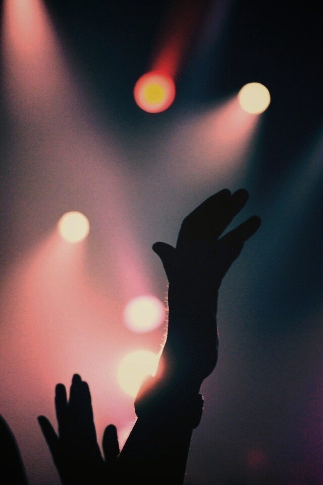 Руки людей на концерте обои