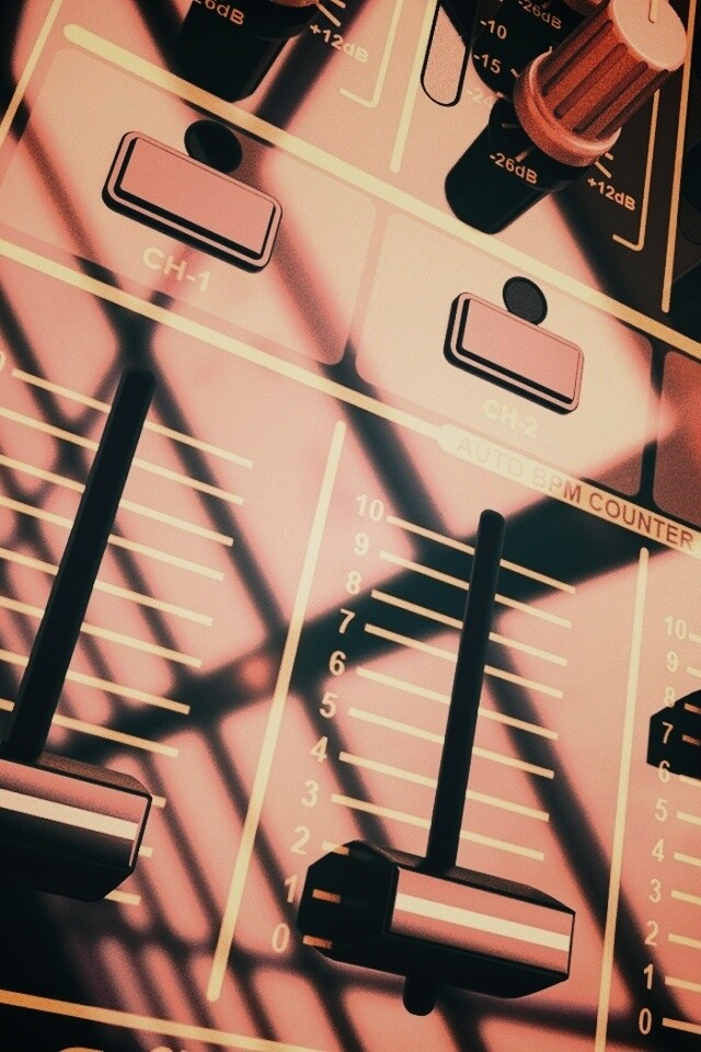 Пульт диджея и отражение на нем обои