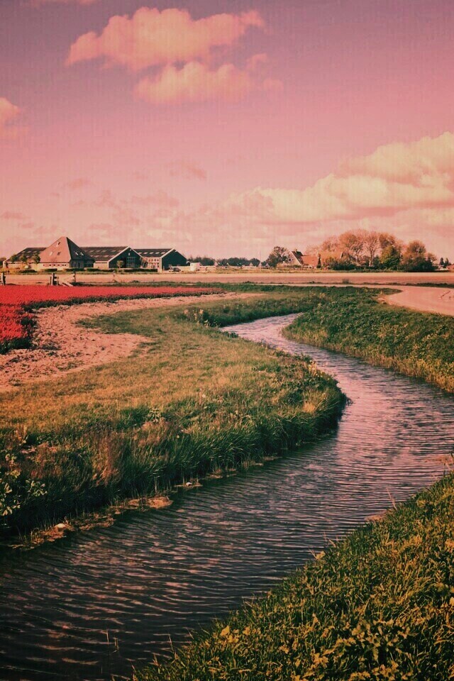 Канал вдоль дороги обои