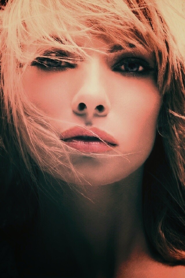 Девушка с красными губами обои