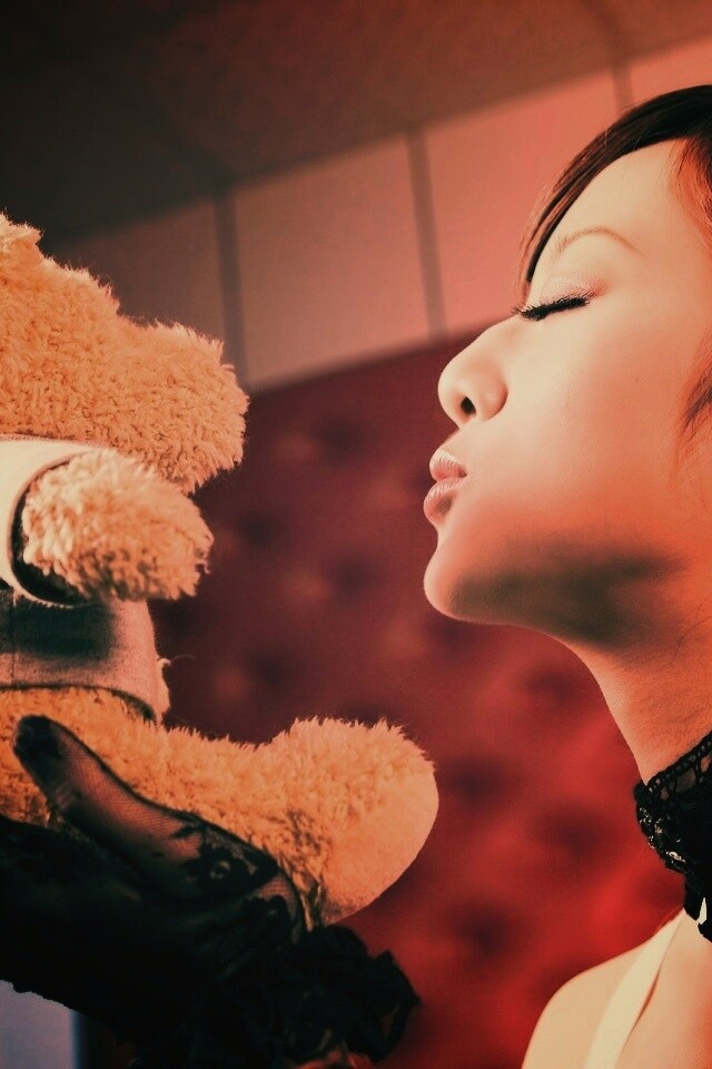 Азиатка любит медвежонка обои
