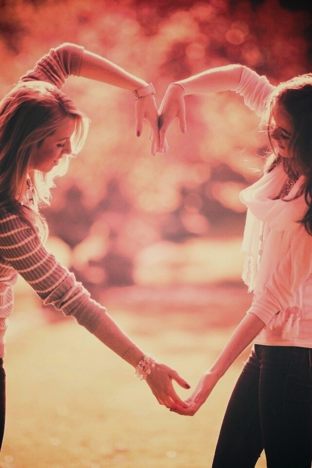 Две девушки и сердце из рук обои