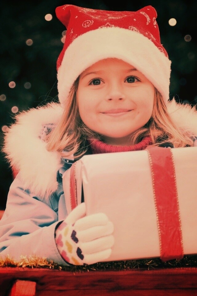 Ребенок с подарком обои