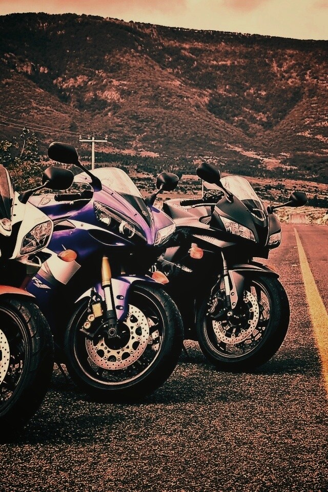 Раллийные мотоциклы на дороге обои