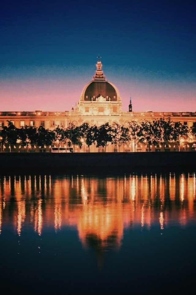 Отражение набережной обои