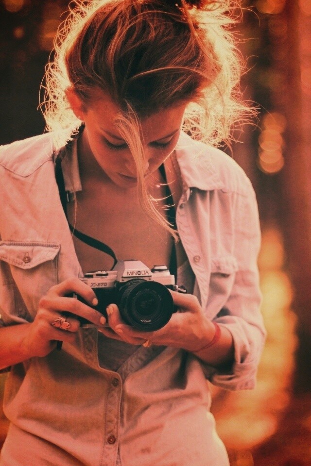 Девушка-фотограф обои