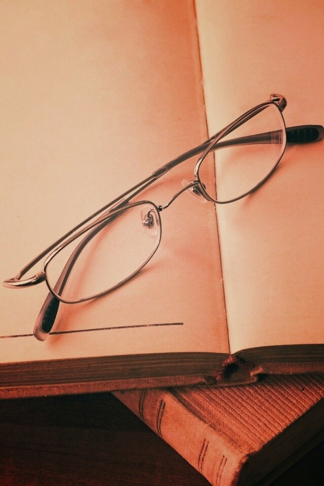 Очки и блокнот обои