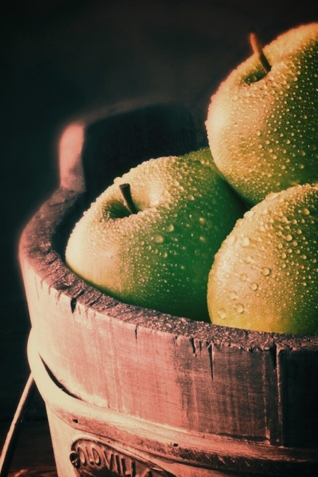 Ведро зеленых яблок обои