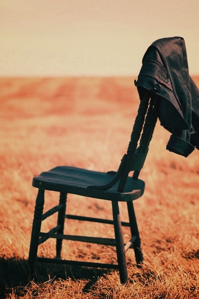 Стул в поле обои