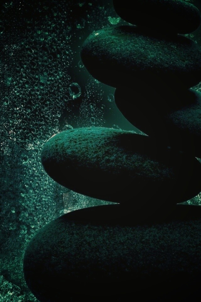 Башня из камней под водой обои