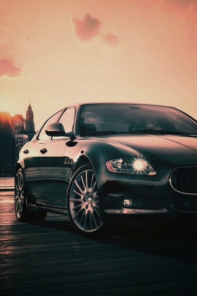 Черная мазерати на пирсе обои