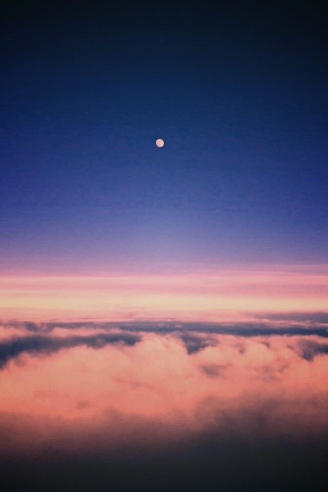 Одинокая луна над облаками обои
