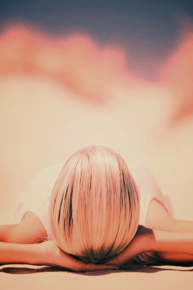 Девушка на солнце обои