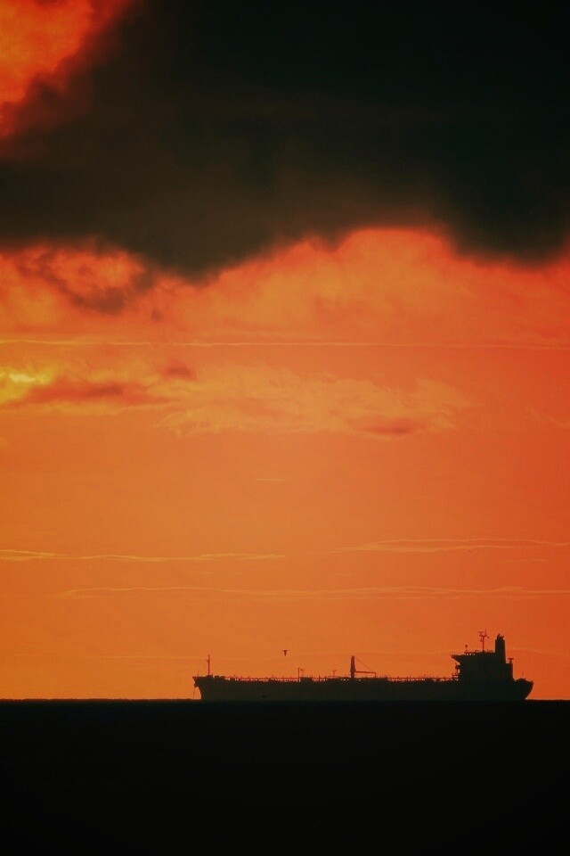 Баржа на закате обои