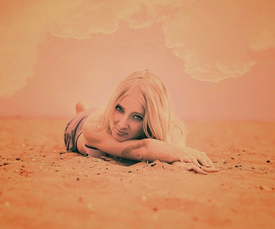 Девушка на пляже обои