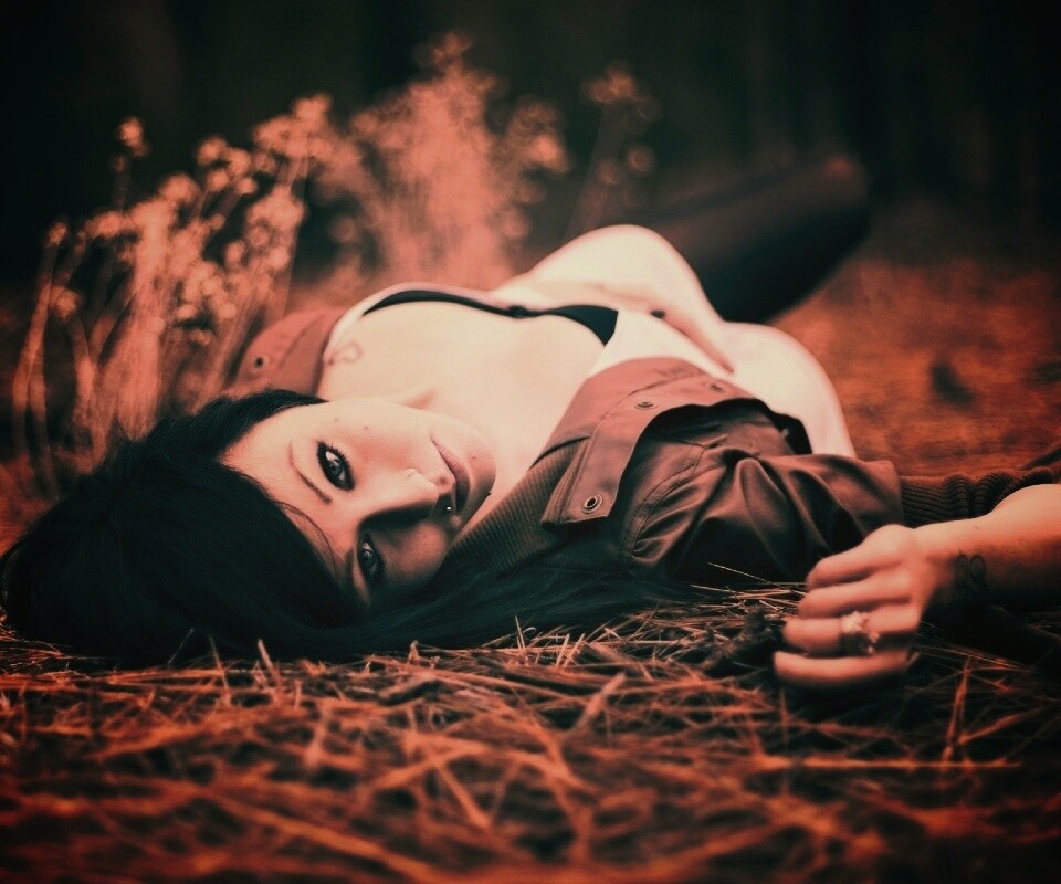 Лежащая на траве обои