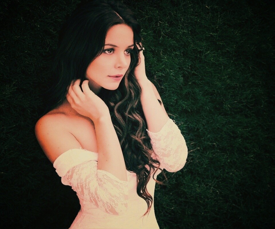 В белом платье обои