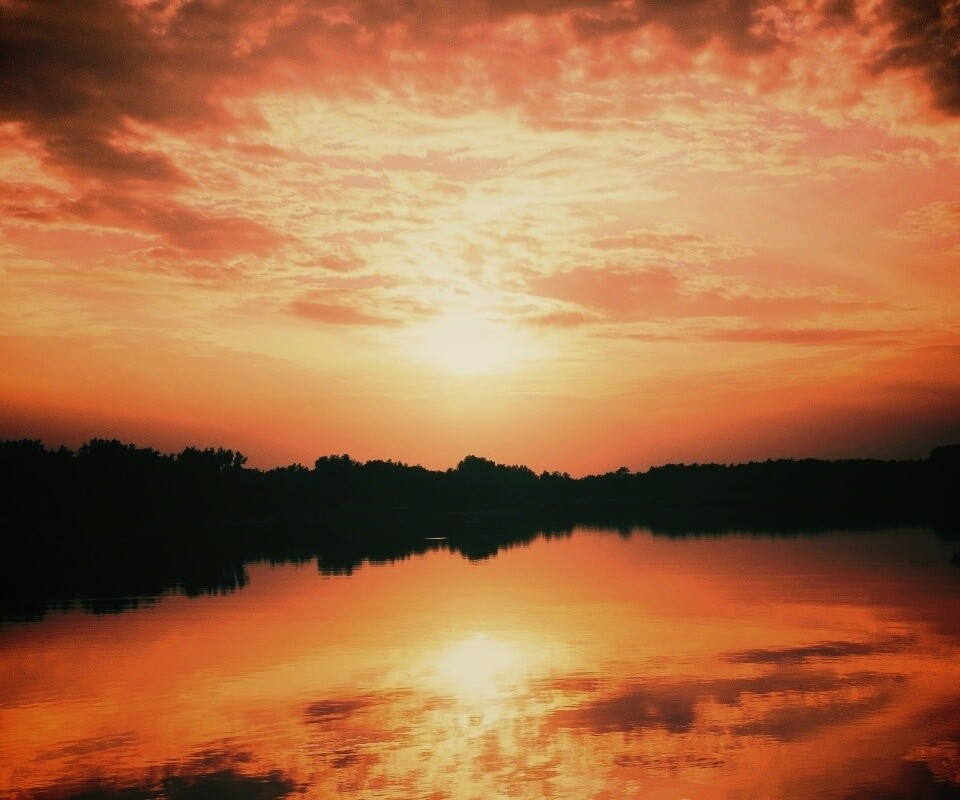 Закат отражается в озере обои