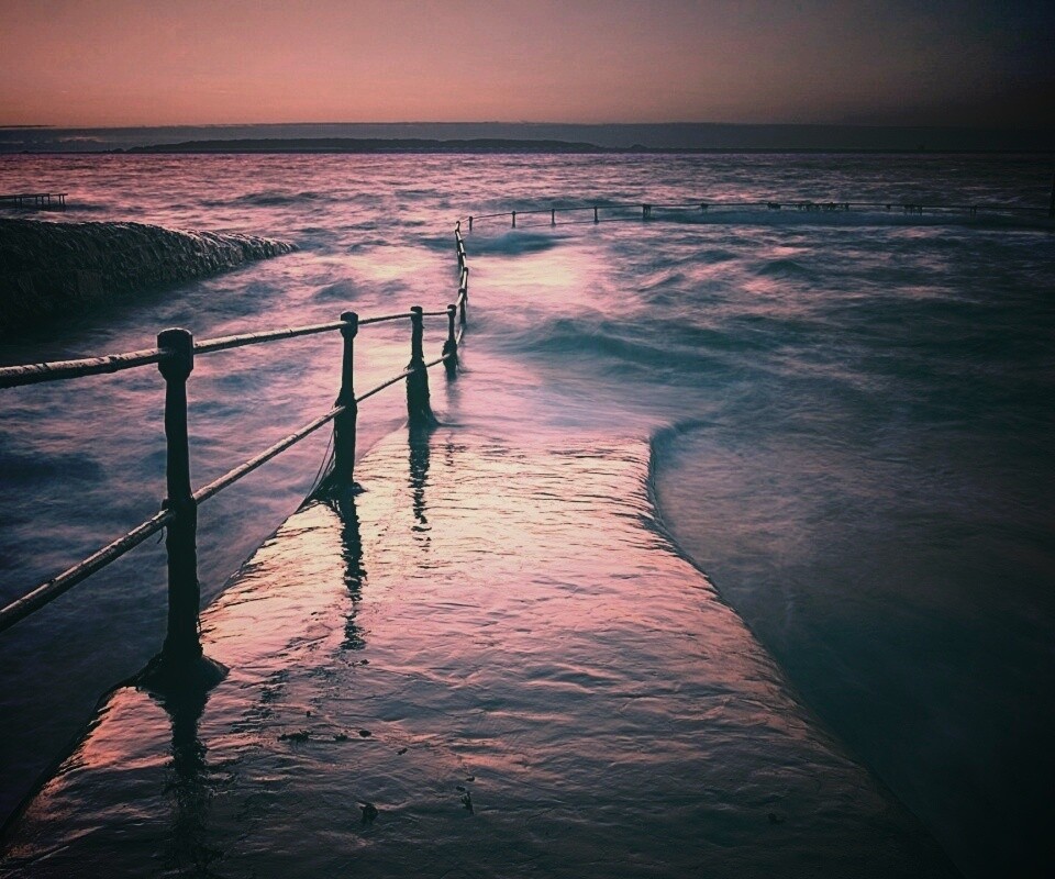 Пирс уходящий в море обои