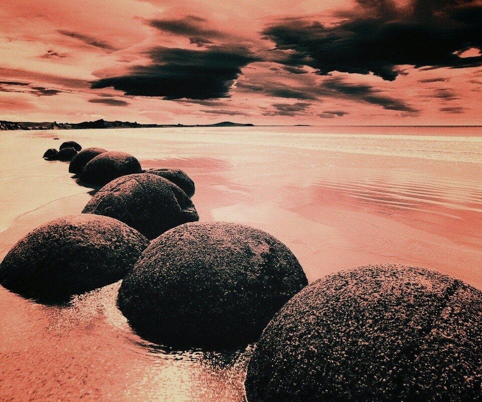 Круглые камни на берегу обои