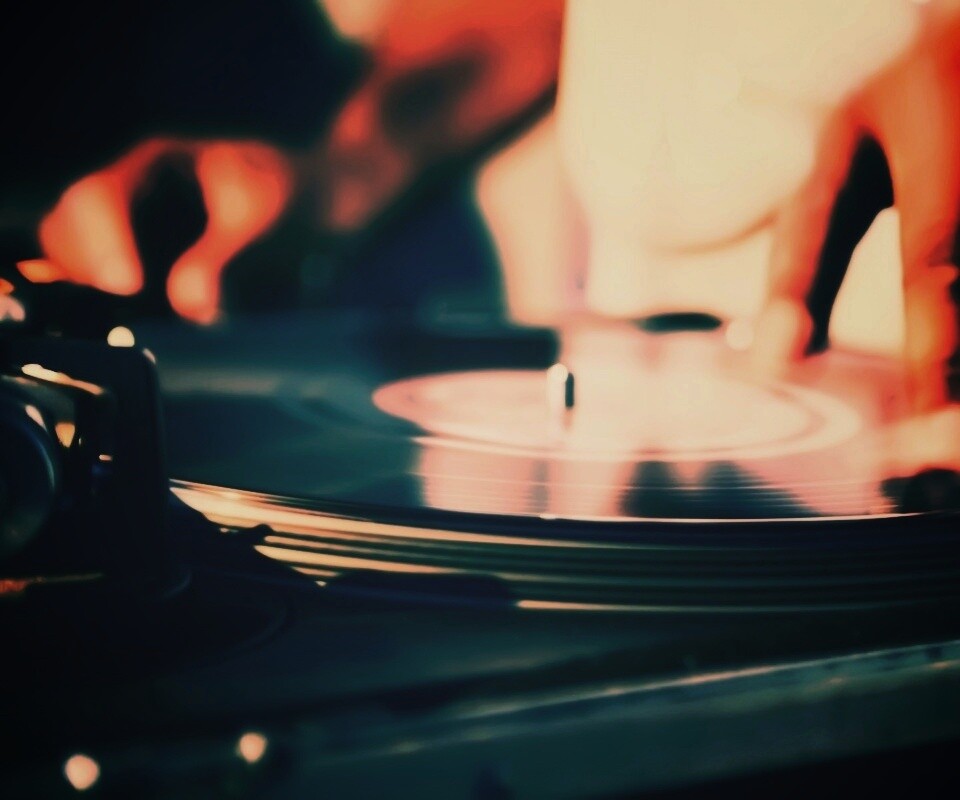 Винил на диджейском пульте обои