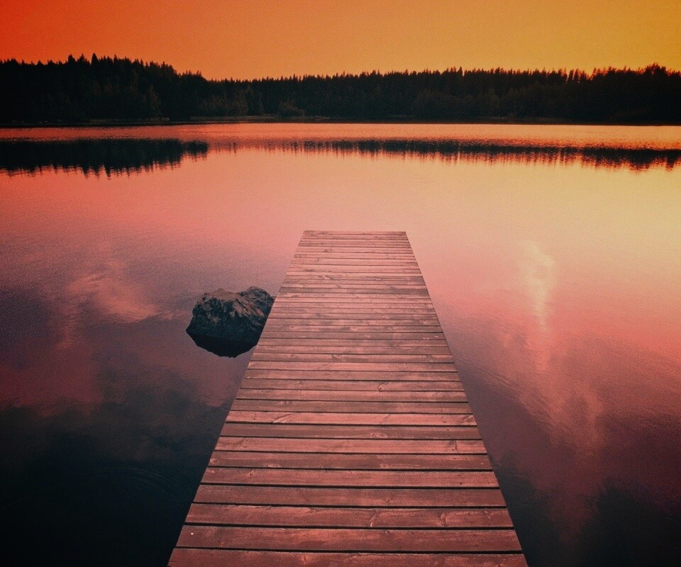 Деревянный пирс на озере обои