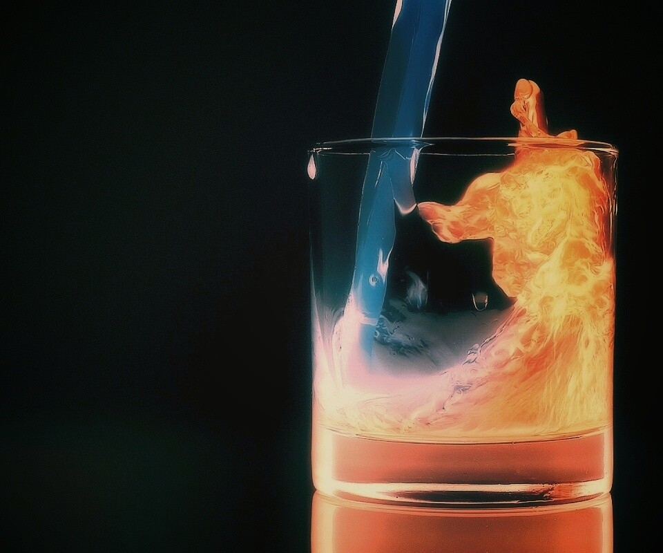 Огонь и вода в стакане обои