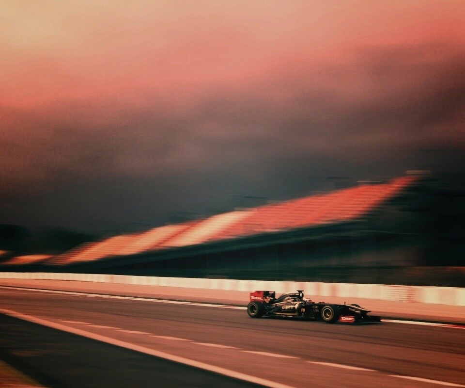 Болид на треке обои