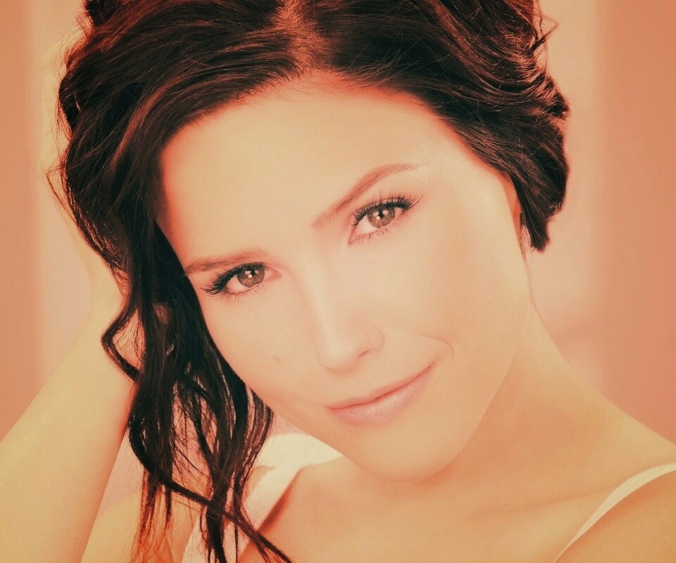 Симпотичная шатенка обои