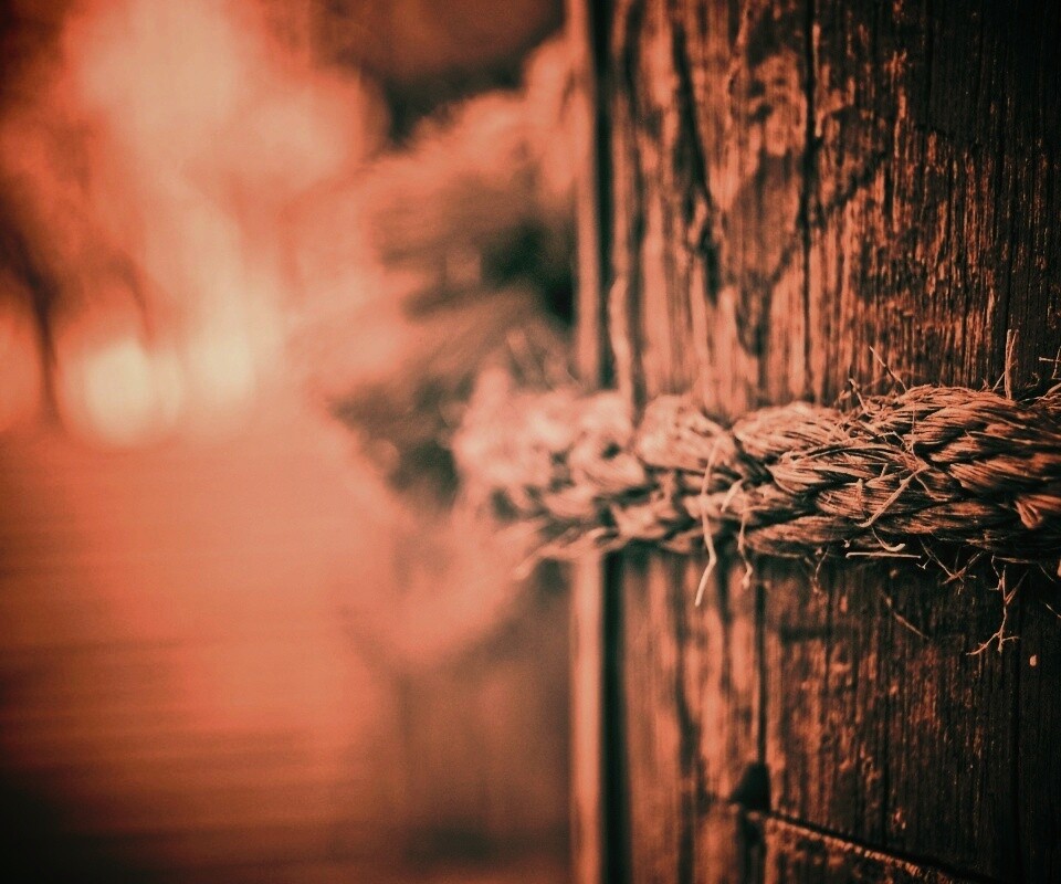 Веревка на деревянном столбе обои