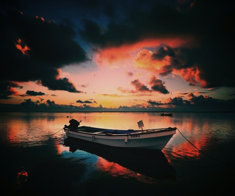 Тучи над озером обои