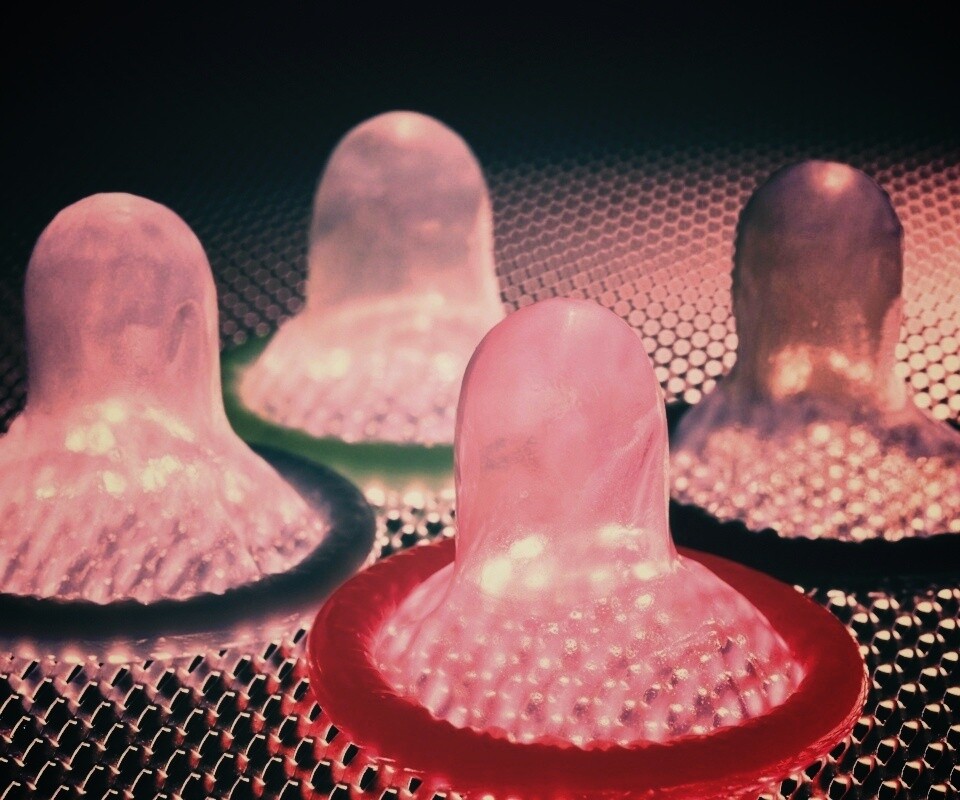 Разноцветные презервативы обои