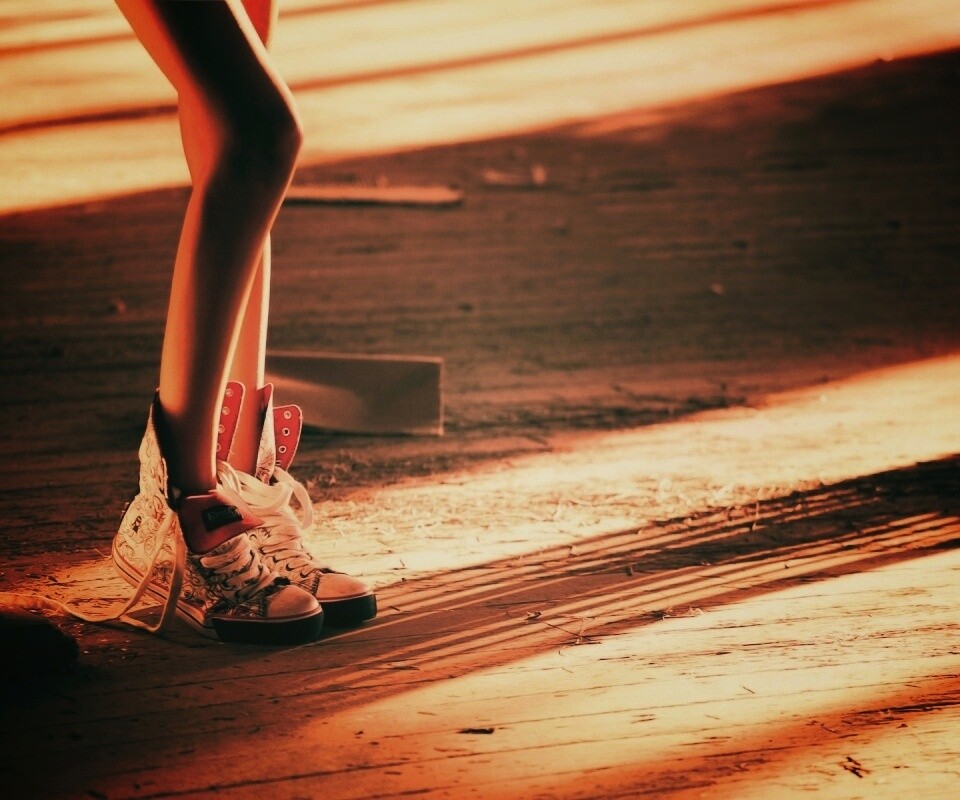 Ножки в кедах обои