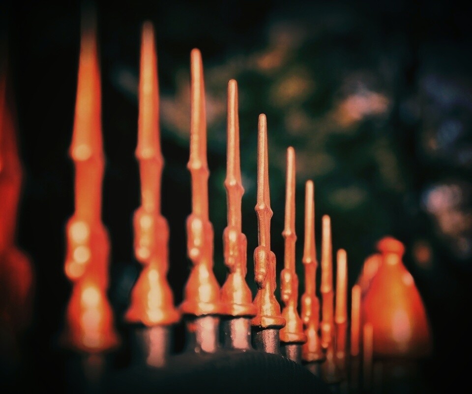 Оранжевые наконечники на ограде обои