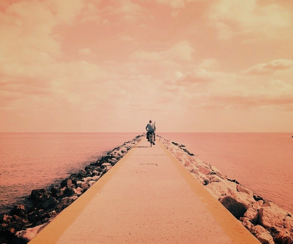 Велосепидист на волнорезе обои