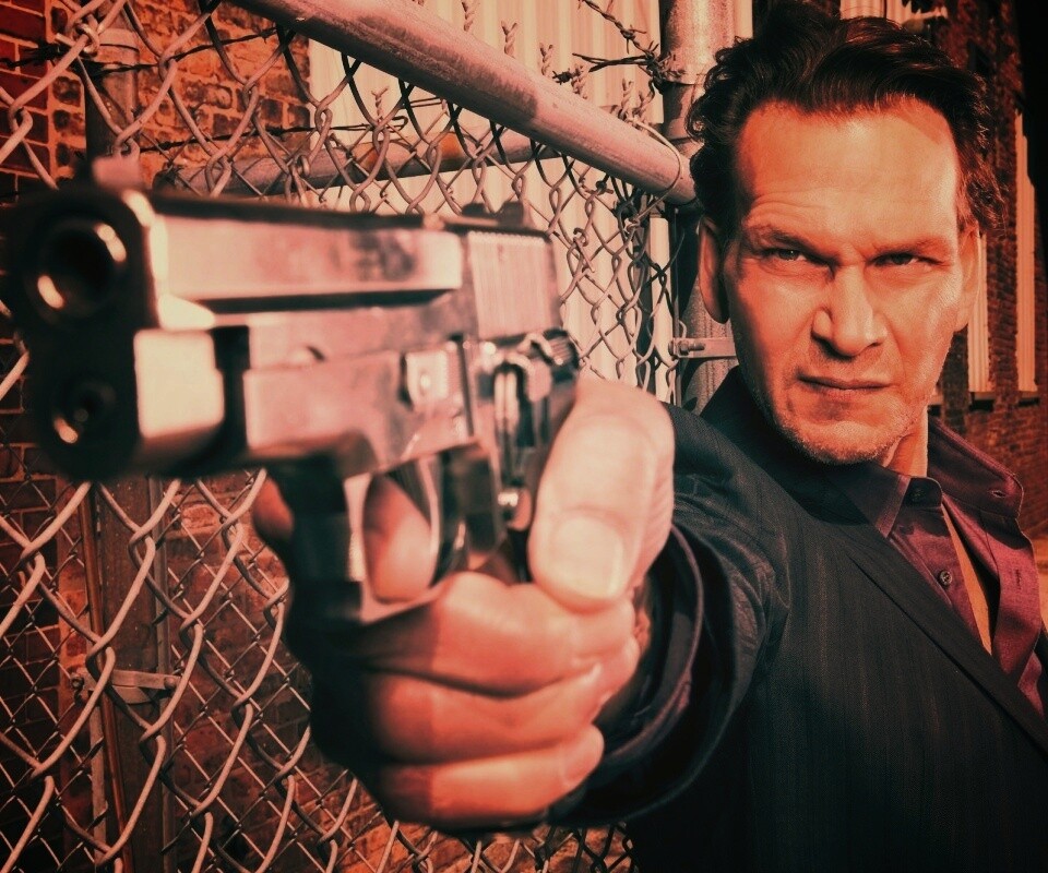 Патрик Суэйзи с пушкой обои