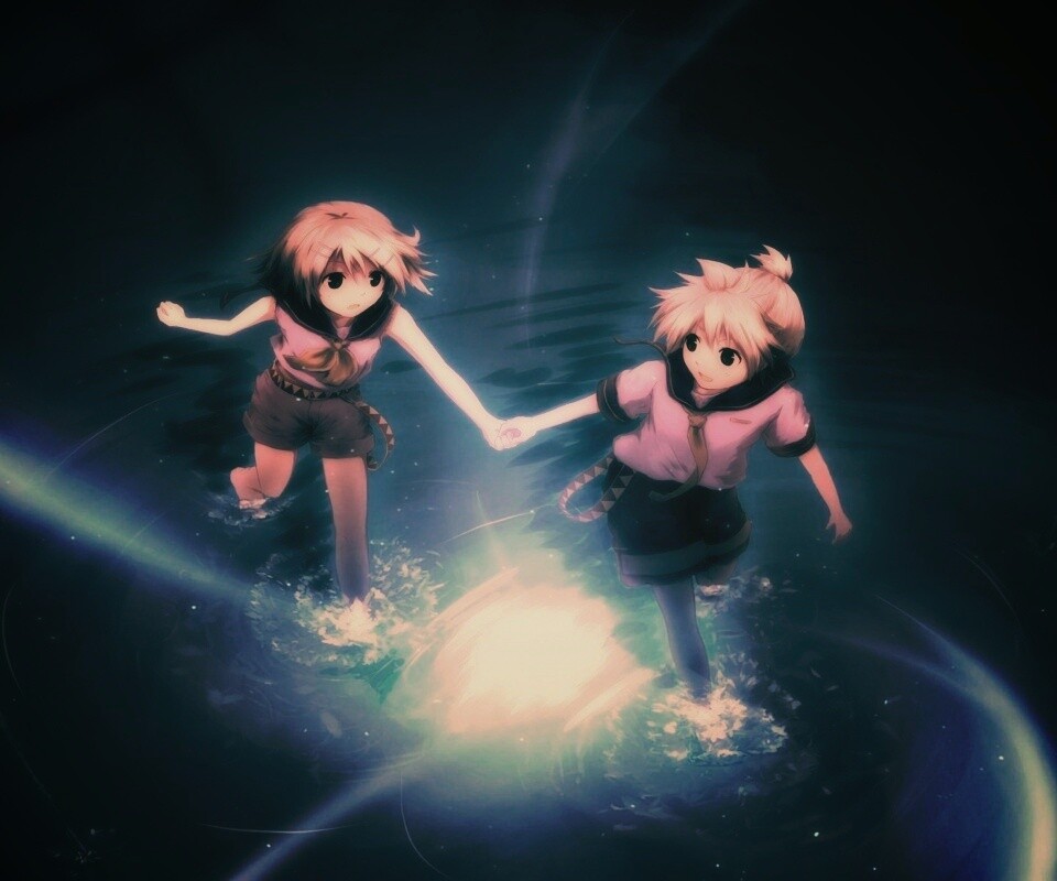 Девочки бегут по воде обои