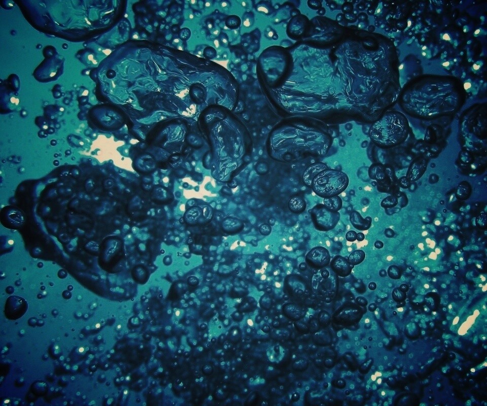 Тёмные пузыри в воде обои