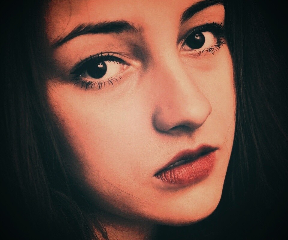 Брюнетка с ярким макияжем и печальным лицом обои