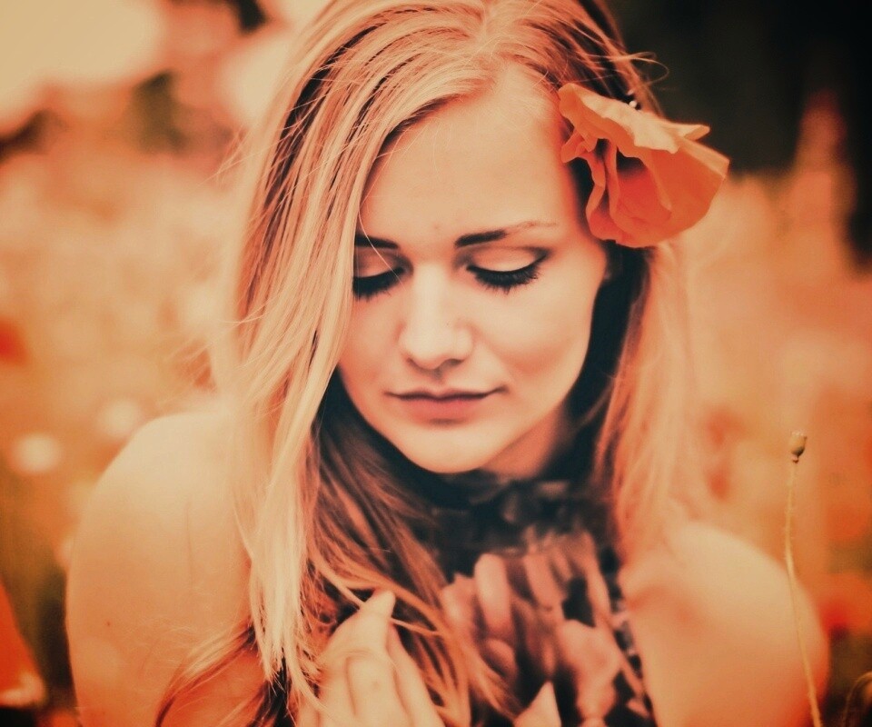 Блондинка в маках обои